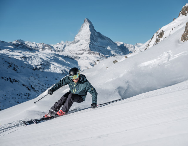 6_Skifahrer-vor-Matterhorn-cr---Pascal-Gertschen-2018-1611237245.jpg