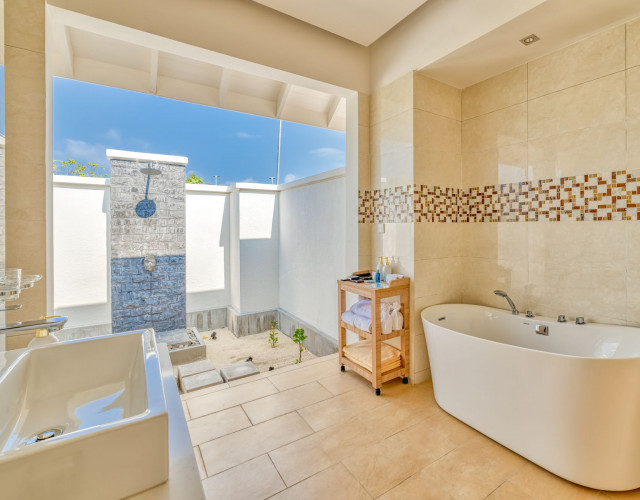 Deluxe-Beach-Villa-with-Pool---Bath-1.jpg