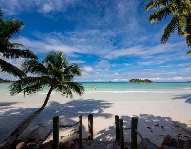 Le-Duc-de-Praslin-&-Villas---Beach1.jpg