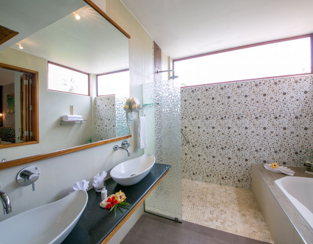 Le-Duc-de-Praslin-&-Villas---Superior-bathroom-2.jpg