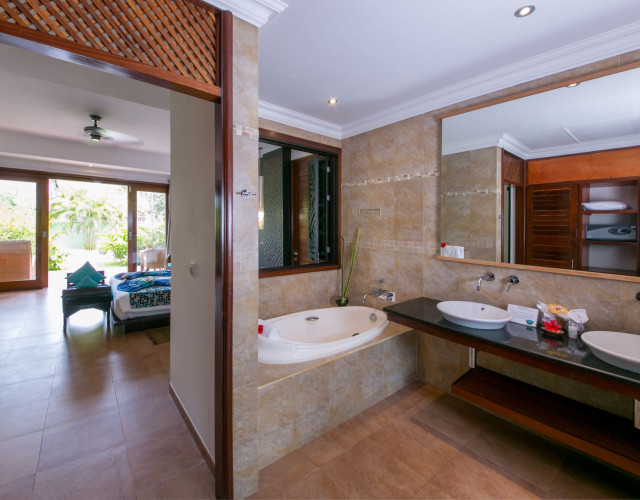 Le-Duc-de-Praslin-&-Villas---Superior-bathroom.jpg