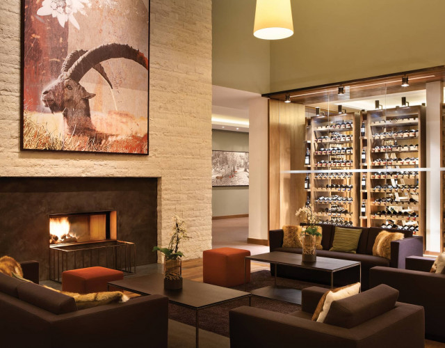 JPEG_Kempinski-Das-Tirol_Atmosphere_Chimney-Lounge.jpg