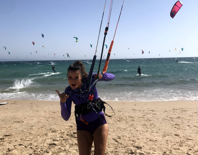 kitesurf-girl-shaka-wind-1613560606.jpg