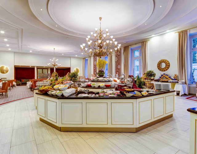 Les-Saisons-Breakfast-Buffet-Angle-1-Wide-min.jpg