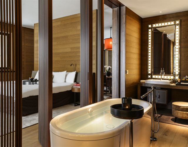 CAM-Rooms-Grand-Deluxe-Suite-Bathroom-02.jpg