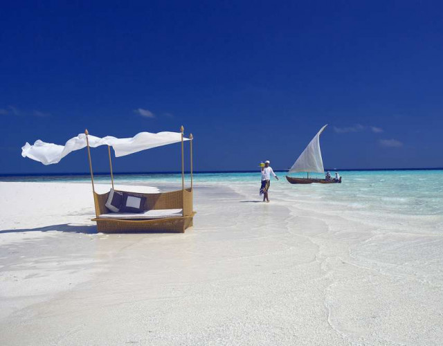 baros-maldives_sandbank-waiter_hr.jpg